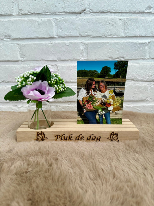 Houten staander met vaasje ‘Pluk de dag’