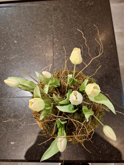 Lente-tulpenarrangement wit