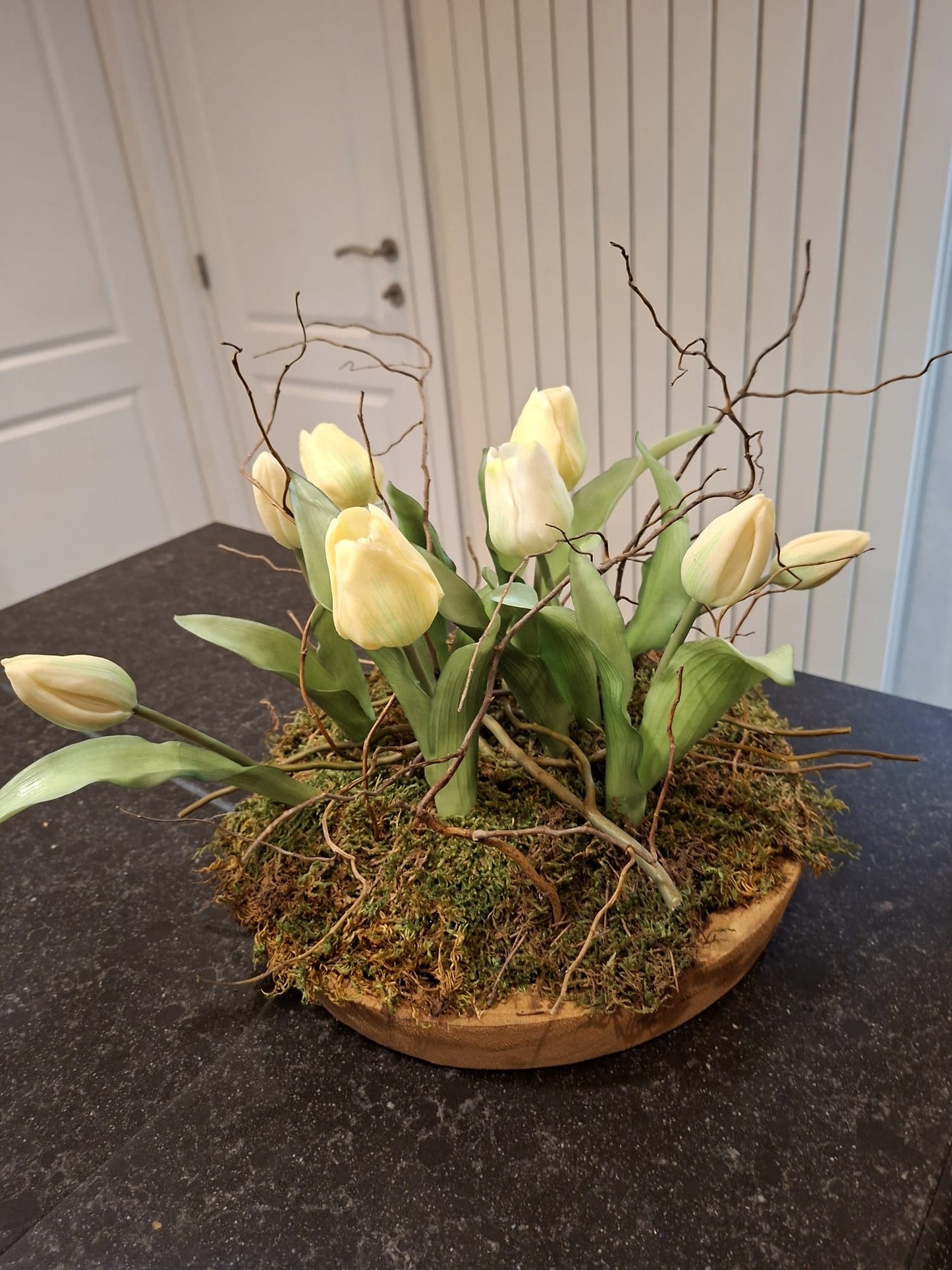 Lente-tulpenarrangement wit