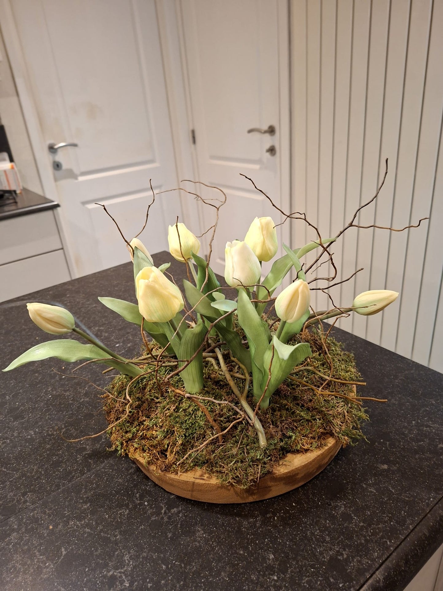 Lente-tulpenarrangement wit